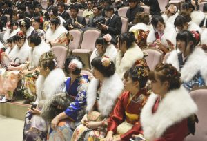 市民会館に集まった振り袖やスーツ姿の新成人