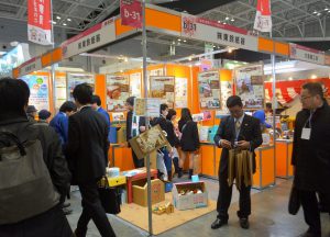 来場者で賑わう市内企業のブース