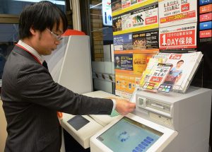 コンビニ交付を試す大和市職員