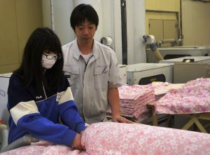 羽毛の注入を体験する生徒