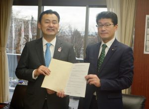 協定を交わした両市議会議長