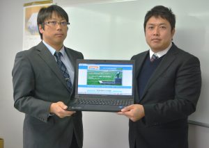 井戸水の水質検査を呼びかける石渡常務（右）