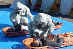 被災者の症状を確認する警察隊員