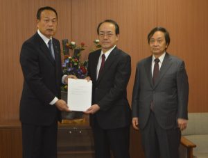 加山市長に答申書を手渡す岸井会長（中央）