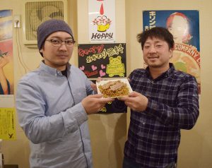 焼そばを持つ下田さん（左）と丸山さん