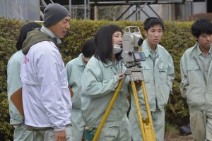 測量に挑戦する環境緑地課の生徒