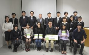 正副受賞者（前列）を囲んだ記念撮影