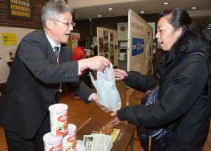 非常食を手渡しながら声を掛ける市職員