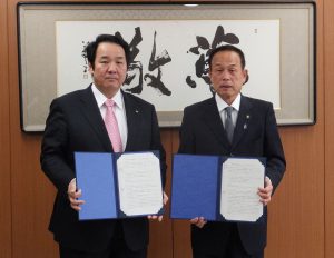 契約を交わした唐橋社長(左)