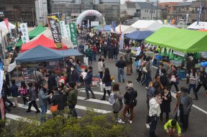 多くの家族連れで賑わった会場＝市産業会館前