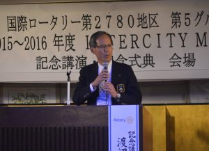 あいさつに立つ小川ガバナー補佐