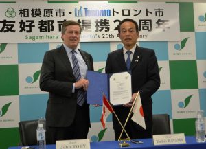 覚書に署名したトロントのトーリー市長（左）と加山市長