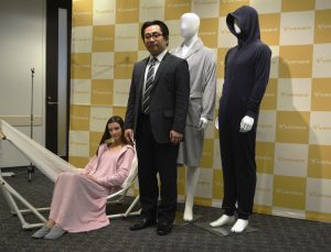 新製品と中村社長（中央）