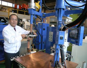 向洋技研のテーブルスポット溶接機