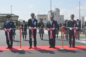 山田副市長（左から２人目）らによるテープカット