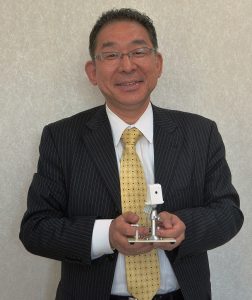 試作機を手にする西澤社長