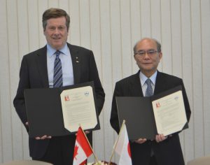 協定を締結したトーリー市長（左）と三木学長