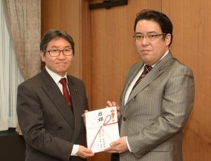 大木市長に目録を手渡す安田社長（右）