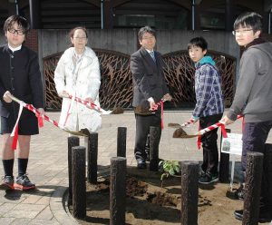 植樹式に参加した市民と大木市長（中央）