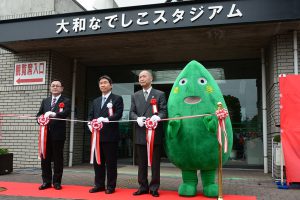 愛称決定を祝う大木市長（左から２人目）ら