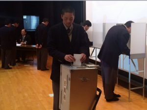 投票を体験する生徒