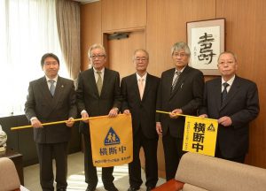 横断旗などを寄贈した大和地区会会員