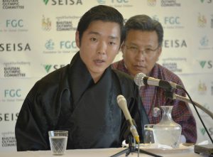帰社の質問に答えるワンチュク会長