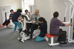 医療用マシンで運動する高齢者