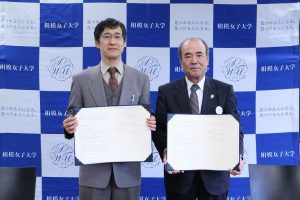 協定書に調印した風間学長(左)と中里代表理事組合長