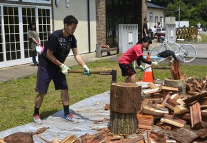 薪割りで筋力を鍛えるボクサー