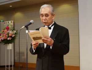 著者を朗読する石井さん