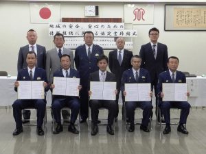 相模原地区会会員と警察関係者＝相模原署で