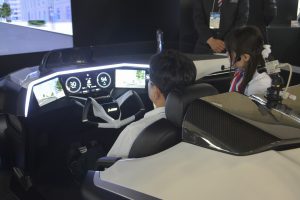 シミュレーターを体験する来場者