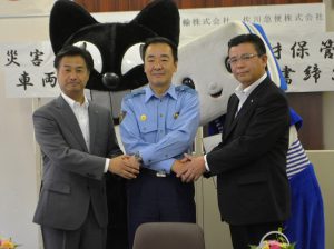 握手を交わす代表者