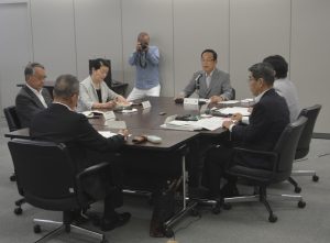適切な対応などについて話し合う市長と教育委員会