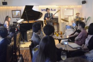 クラブで開かれたプロバンドのライブ演奏