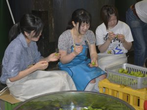 仕込み作業を体験する相模女子大の学生