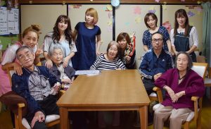 トロフィーを囲むスタッフと利用者