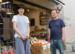 「命の大切さを伝えたい」と話す間島店長（右）