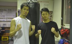 東日本新人王に挑む中谷選手（右）と森田選手