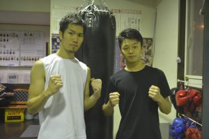 東日本新人王に挑む中谷選手（右）と森田選手