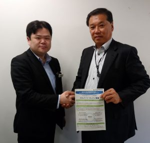 日本公庫の担当者（左）と鈴木社長