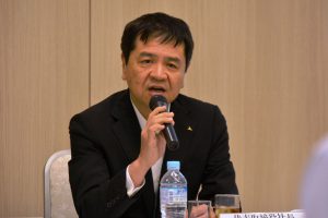 記者らの質問に答える花沢社長