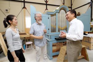 横田氏と話す黒岩知事（右）