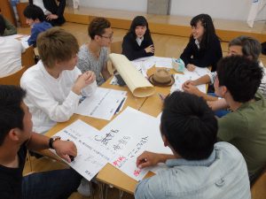 各党ごとにマニフェストを制作する学生