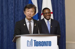 あいさつする杉岡会頭