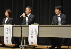 会場からの質問に答えるパネリスト