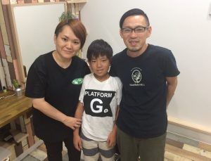 オーナーの昌治さん（右）と家族