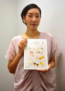 初の著書を手にする高松さん
