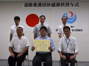 表彰状を持つ川上副社長（前列中央）